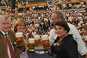 Familien Seehofer und Ude anschliessend in der Ratsbox (©Foto: Martin Schmitz)